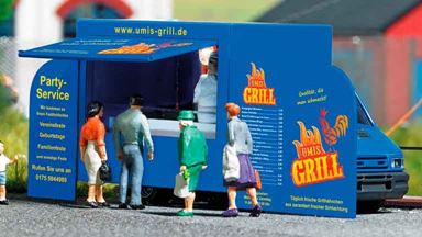 BUSCH 5420 — Фудтрак Iveco® Daily «Umis Grill» (свет, подставки, тарелки, зонтики и др.), 1:87