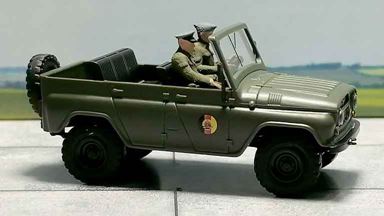 BUSCH 52113 — Внедорожник УАЗ 469 «NVA» с фигурками, 1:87, 1974, ГДР