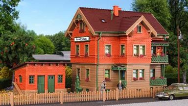 VOLLMER 43529 — Дом обходчика «Bahnwärterhaus» с курятником и садовым забором, 1:87