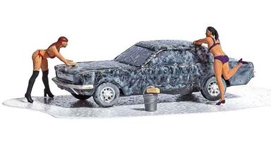 BUSCH 7824 — Мойка автомобиля Ford® Mustang и 2 фигурки девушек-мойщиц, 1:87
