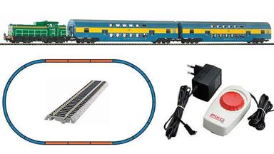 PIKO 97934 — Аналоговый набор «Пассажирский поезд с тепловозом SM42 и 2-мя 2-этажными вагонами», H0, VI, PKP