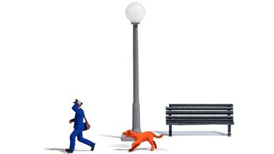 BUSCH 7889 — Почтальон убегающий от собаки, парковая скамейка и фонарь, 1:87