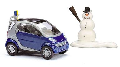 BUSCH 48918 — Автомобиль Smart® Citi-Coupe (с лыжами и снеговиком), 1:87